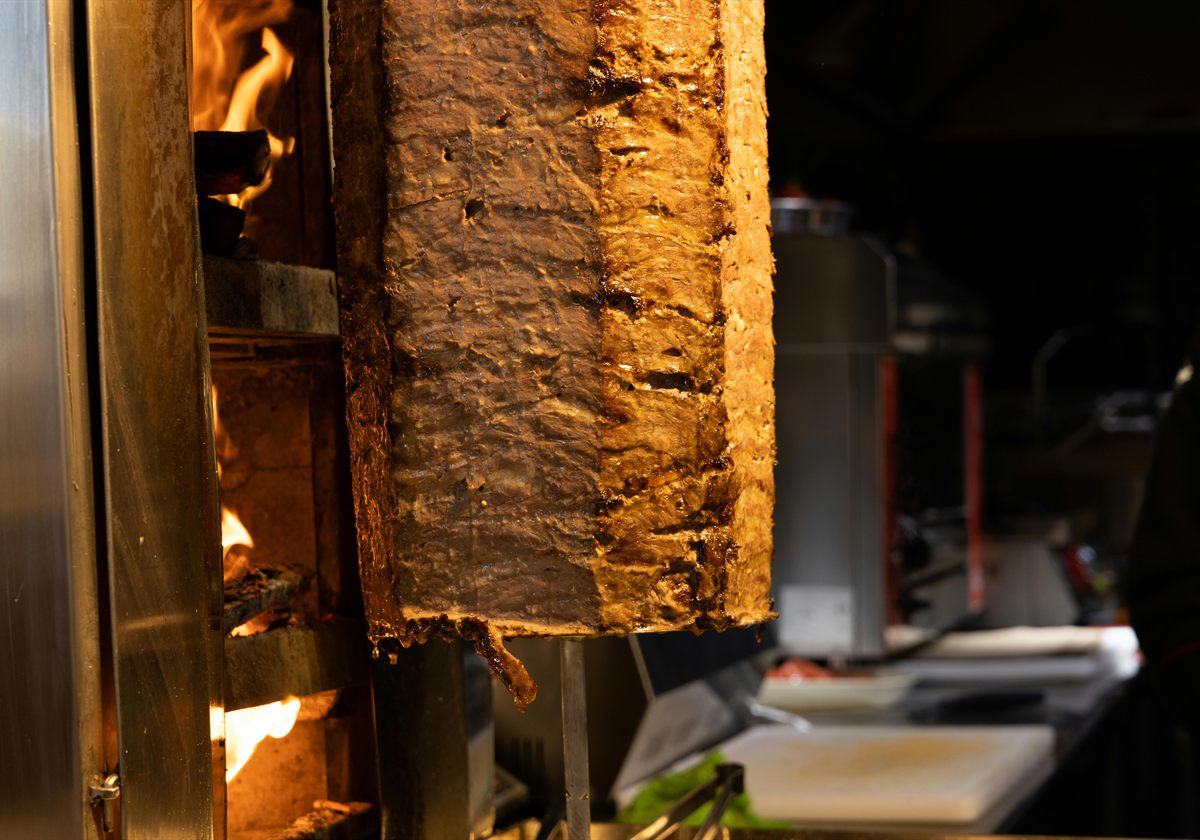 Nahaufnahme von Dönerfleisch am Spieß im türkischen Restaurant in Wesel