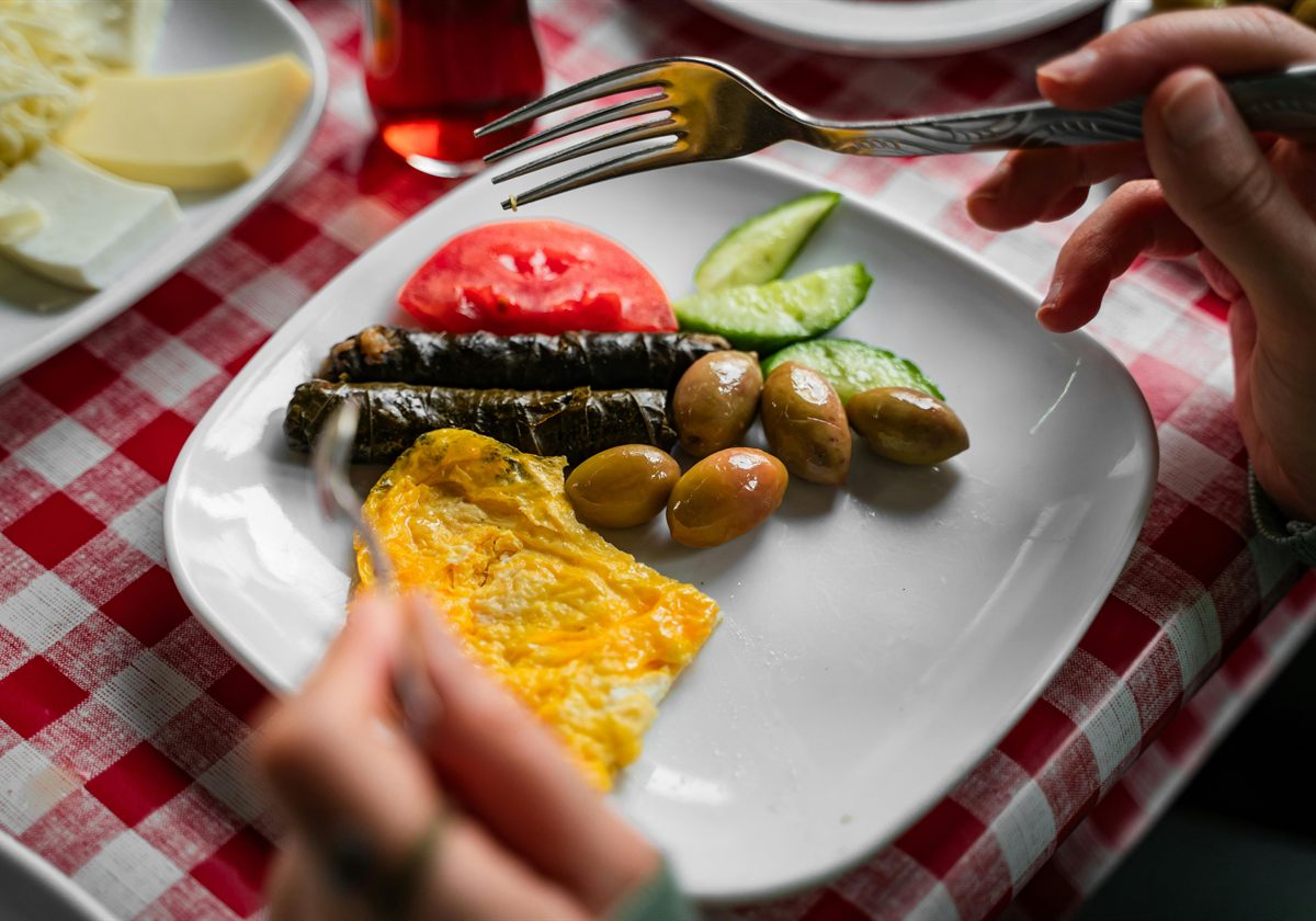 Traditioneller türkischer Frühstücksteller in Wesel mit frischem Gemüse, Ei und Oliven