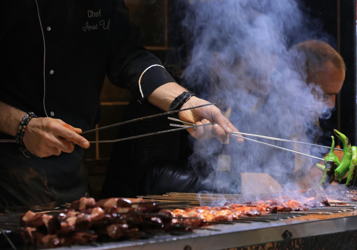 Frisch gegrillte Spieße aus der türkischen Küche über offener Flamme im Restaurant in Wesel