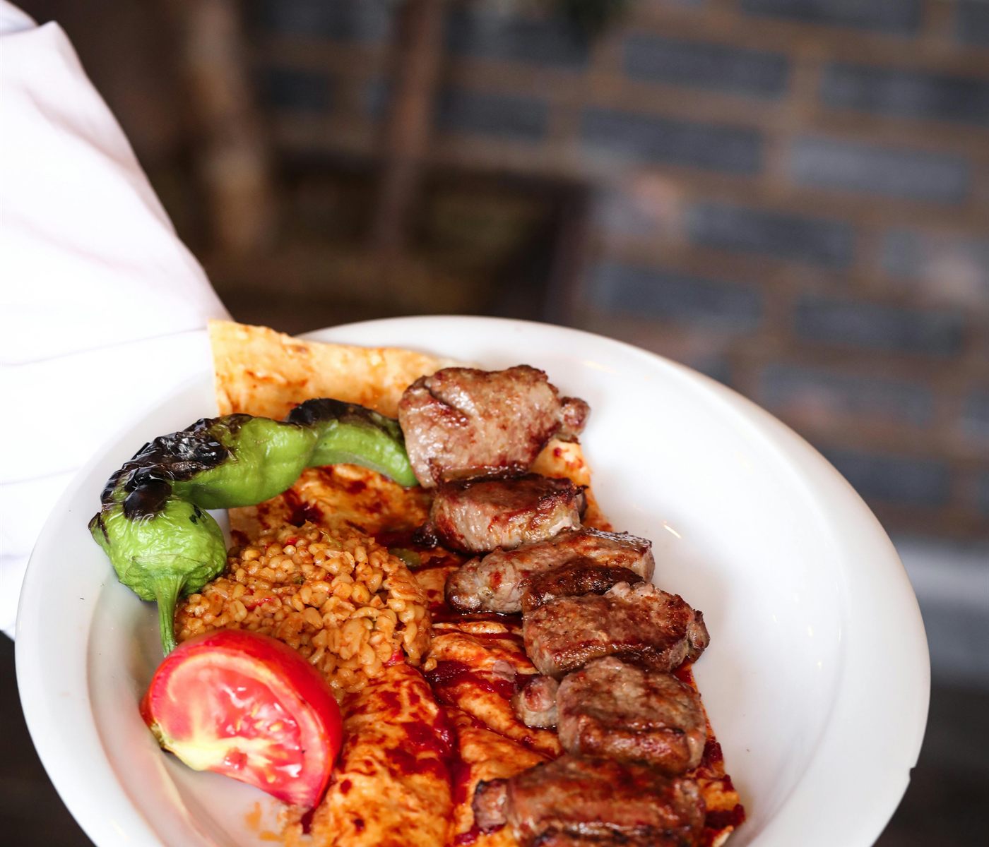 Türkische Grillplatte in Wesel mit Adana, Spießen und Beilagen aus der türkischen Küche