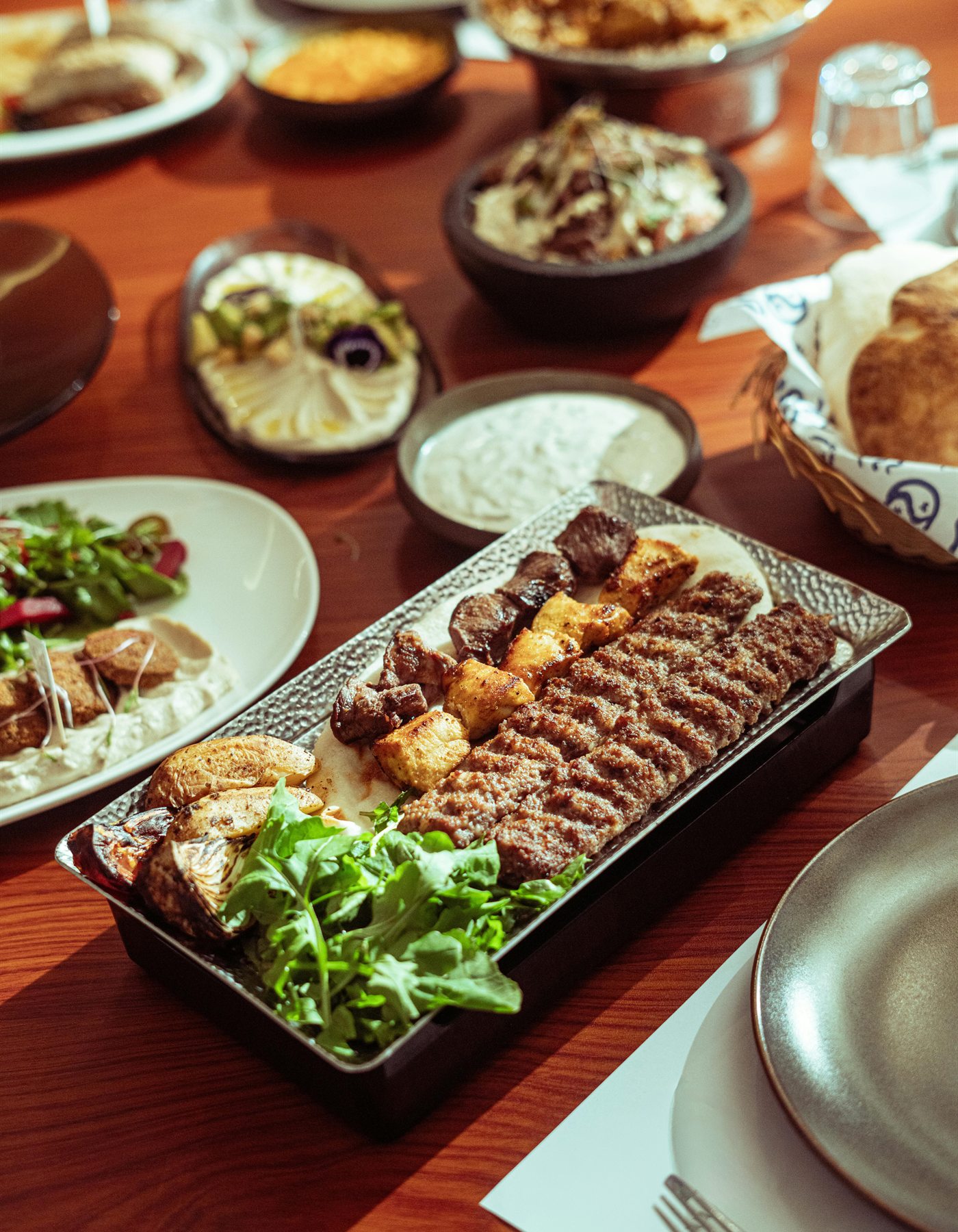 Türkische Küche in Wesel mit gemischtem Grillteller, Kebabs und frischen Beilagen im Antep Grill